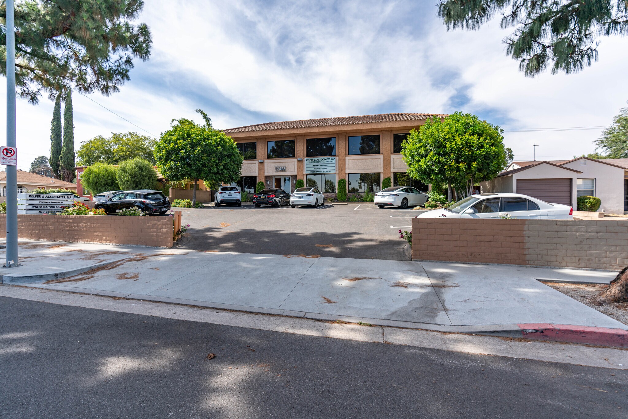 17425 Chatsworth St, Granada Hills, CA à louer Photo principale- Image 1 de 12