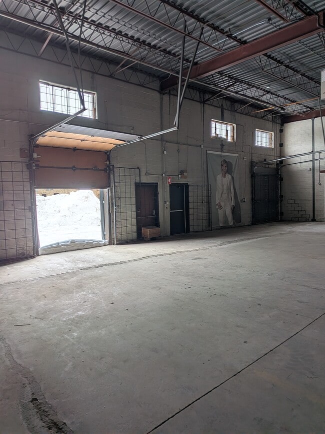 Plus de détails pour 5754-5800 Av Royalmount, Mont-Royal, QC - Industriel à louer