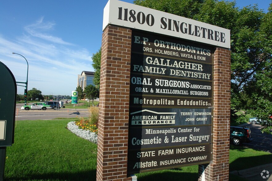 11800 Singletree Ln, Eden Prairie, MN à louer - Photo du bâtiment - Image 3 de 16