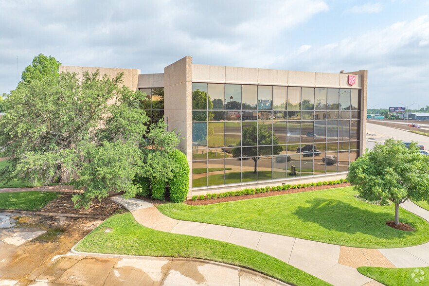 6601 N Broadway Ext, Oklahoma City, OK à louer - Photo du bâtiment - Image 3 de 8