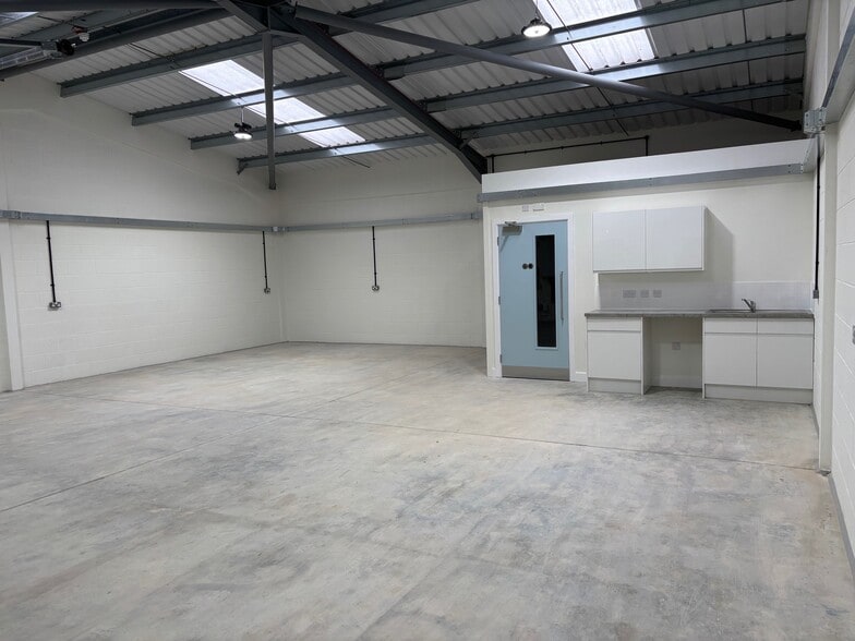 Hoyle Rd, Calverton for lease - Interior Photo - Image 2 of 9