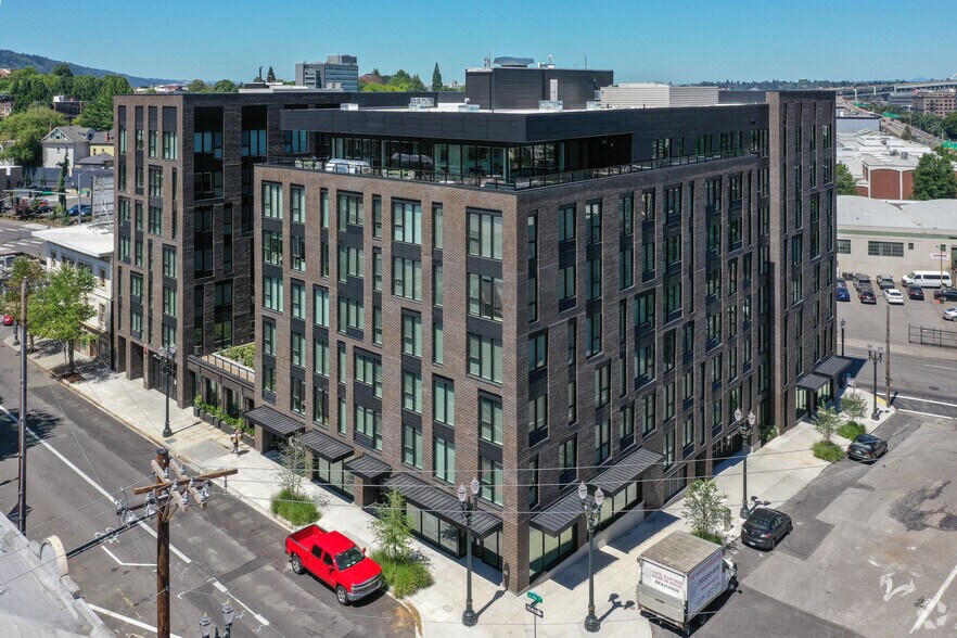 1638 W Burnside St, Portland, OR for lease - Building Photo - Image 2 of 8