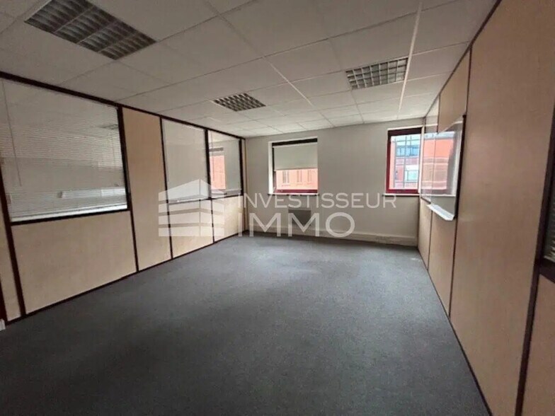Office in Champs-sur-Marne for lease - Interior Photo - Image 3 of 4