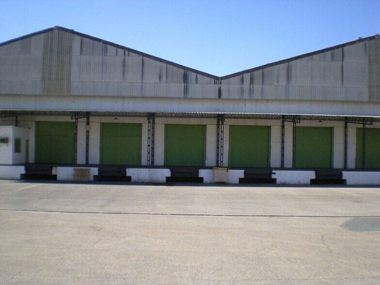 Calle la Red Veintisiete, 21, Alcalá de Guadaíra, Sevilla for lease - Building Photo - Image 1 of 10