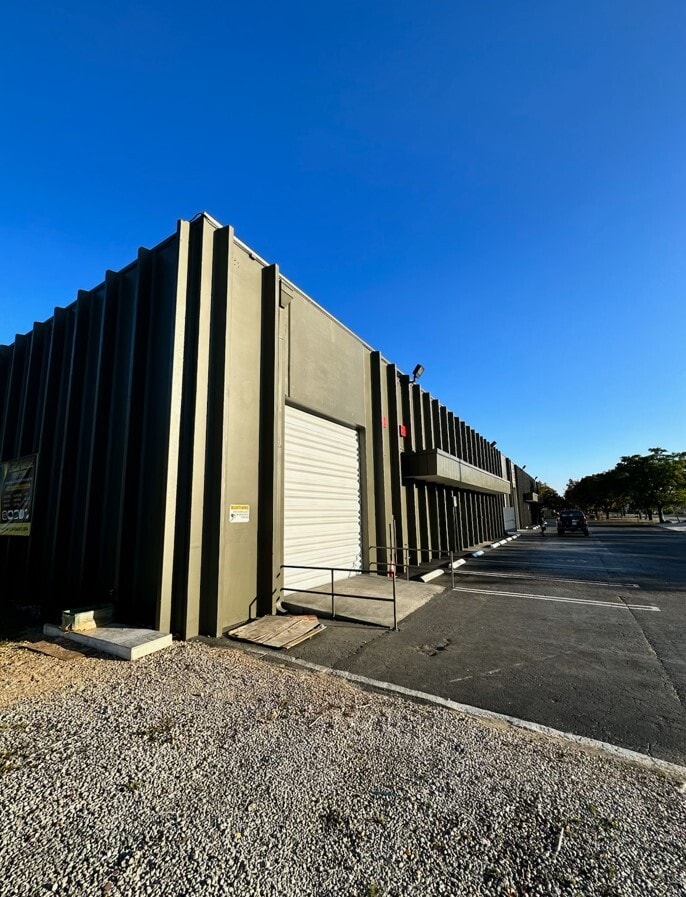 16489-16497 NW 49th Ave, Hialeah, FL à louer Photo du bâtiment- Image 1 de 6