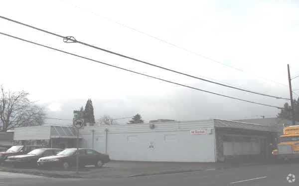 10234 NE Glisan St, Portland, OR for lease - Building Photo - Image 3 of 32