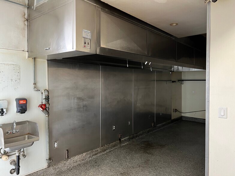 900 Embarcadero del Mar, Goleta, CA à louer - Photo du bâtiment - Image 3 de 10