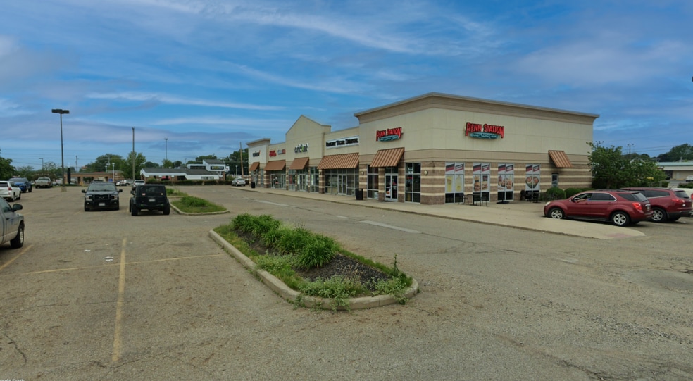 4322-4332 Tuscarawas St W, Canton, OH for lease - Building Photo - Image 2 of 4