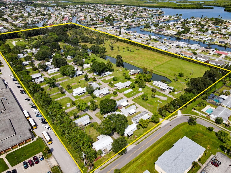 35 Winar Dr, Merritt Island, FL à vendre - Photo du bâtiment - Image 2 de 53