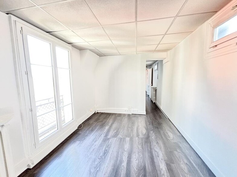Rue Du Général Foy, Paris for lease - Building Photo - Image 3 of 8