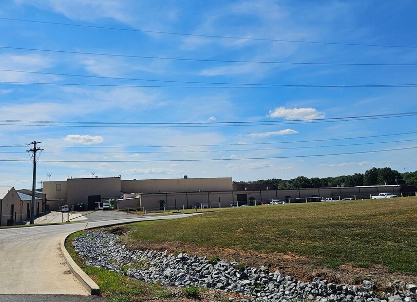 213 Dennis St, Athens, TN for lease - Building Photo - Image 3 of 13