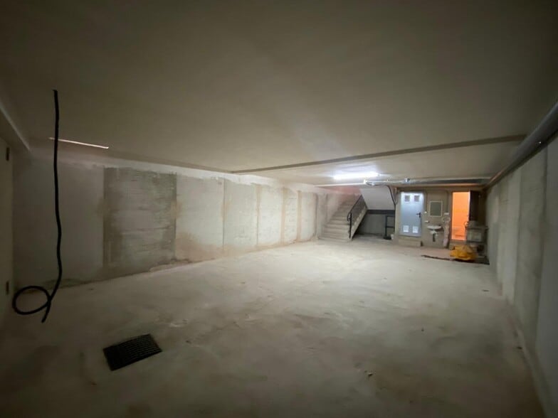 Office in Manuel for lease - Building Photo - Image 3 of 28