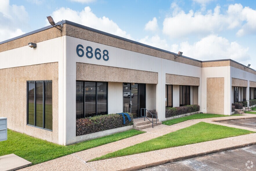 6868 N Loop Fwy E, Houston, TX à louer - Photo du bâtiment - Image 2 de 6