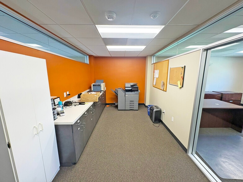 1231 E Chapman Ave, Fullerton, CA à louer - Photo du bâtiment - Image 3 de 8