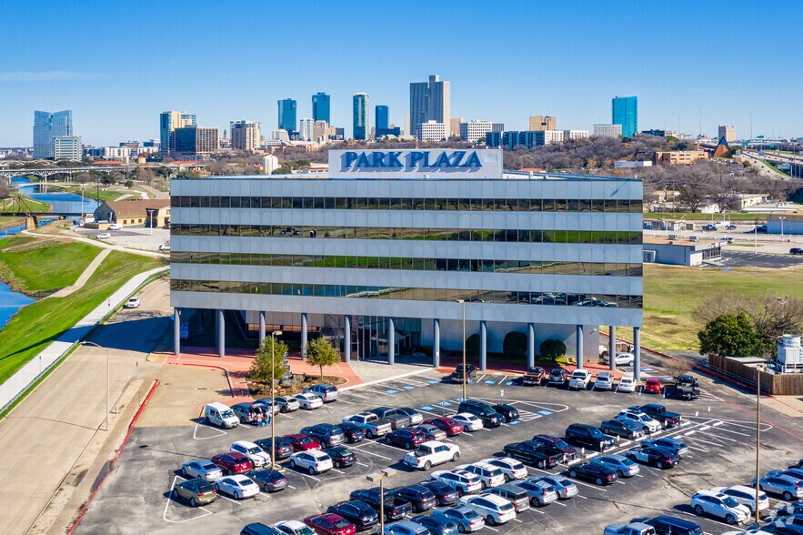 2501 Parkview Dr, Fort Worth, TX à louer - Photo du bâtiment - Image 3 de 13