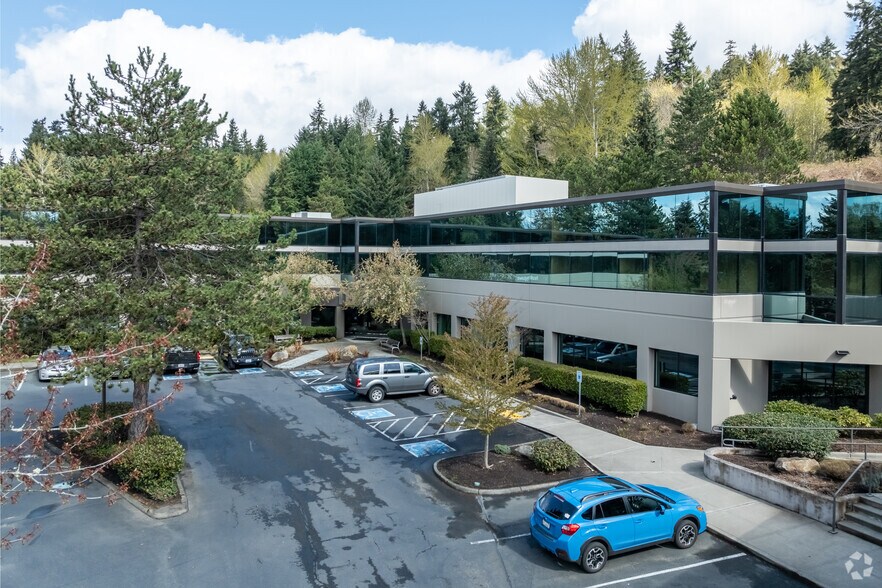 11120 NE 33rd Pl, Bellevue, WA à louer - Photo du bâtiment - Image 1 de 5