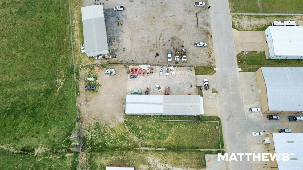 1209 Foundation Rd, Pilot Point, TX à vendre - Photo du bâtiment - Image 2 de 3