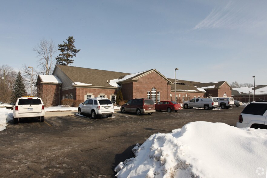 123 Brighton Lake Rd, Brighton, MI à louer - Photo du bâtiment - Image 2 de 4