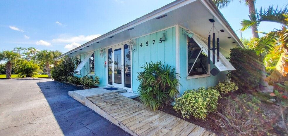 4575 SE Dixie Hwy, Stuart, FL à vendre - Photo du bâtiment - Image 2 de 20
