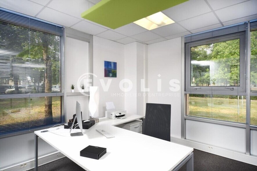 3 Avenue Léonard De Vinci, Pessac for sale - Interior Photo - Image 3 of 5
