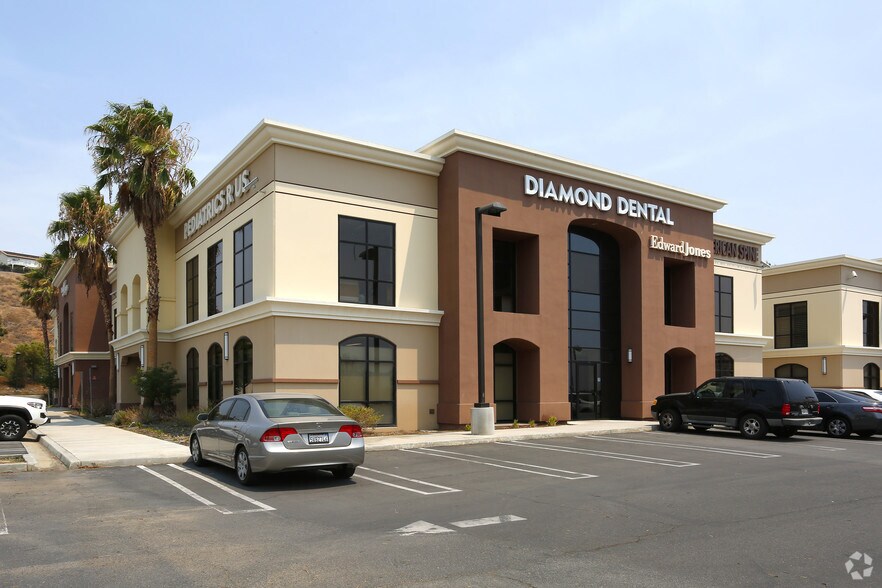 31569 Canyon Estates Dr, Lake Elsinore, CA à vendre - Photo du bâtiment - Image 2 de 16