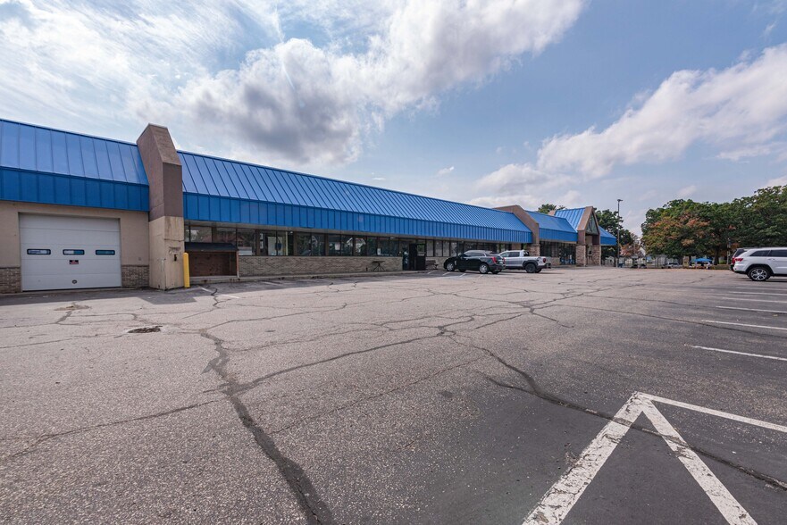 802 Broadway, Wisconsin Dells, WI à vendre - Photo du bâtiment - Image 3 de 24