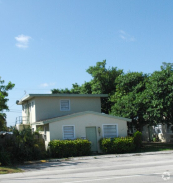 3740 W Hallandale Beach Blvd, Pembroke Park, FL for sale - Building Photo - Image 2 of 2