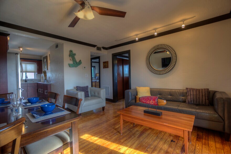 472 N Causeway, New Smyrna Beach, FL à vendre - Photo intérieure - Image 2 de 17