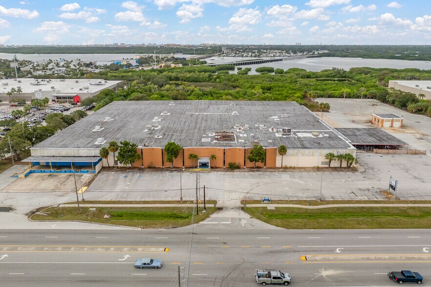 4600 Park St N, Saint Petersburg, FL à louer - Photo du bâtiment - Image 3 de 19