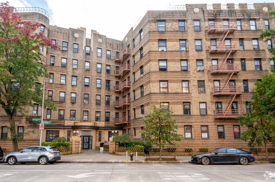 1120 Brighton Beach Ave, Brooklyn, NY à vendre - Photo du bâtiment - Image 3 de 29