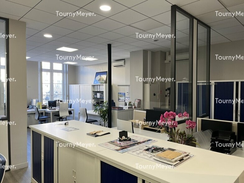 Office in Bordeaux for lease - Interior Photo - Image 3 of 9