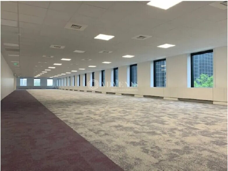 Office in Courbevoie for lease - Building Photo - Image 2 of 5