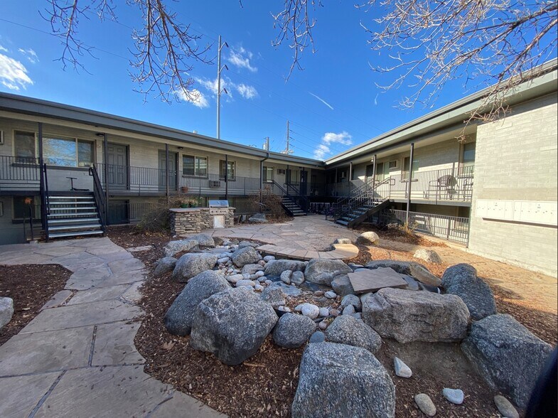 4640 E Asbury Cir, Denver, CO à vendre - Photo du bâtiment - Image 2 de 13