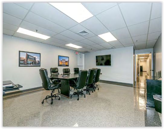 675 Main St, Westbury, NY à louer Photo intérieure- Image 1 de 5