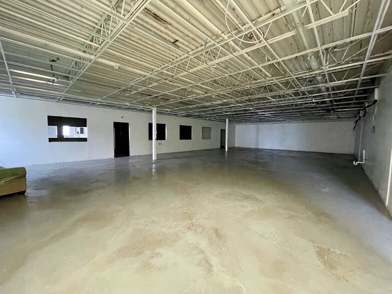 73 River St, Bridgeport, CT for sale - Interior Photo - Image 3 of 10