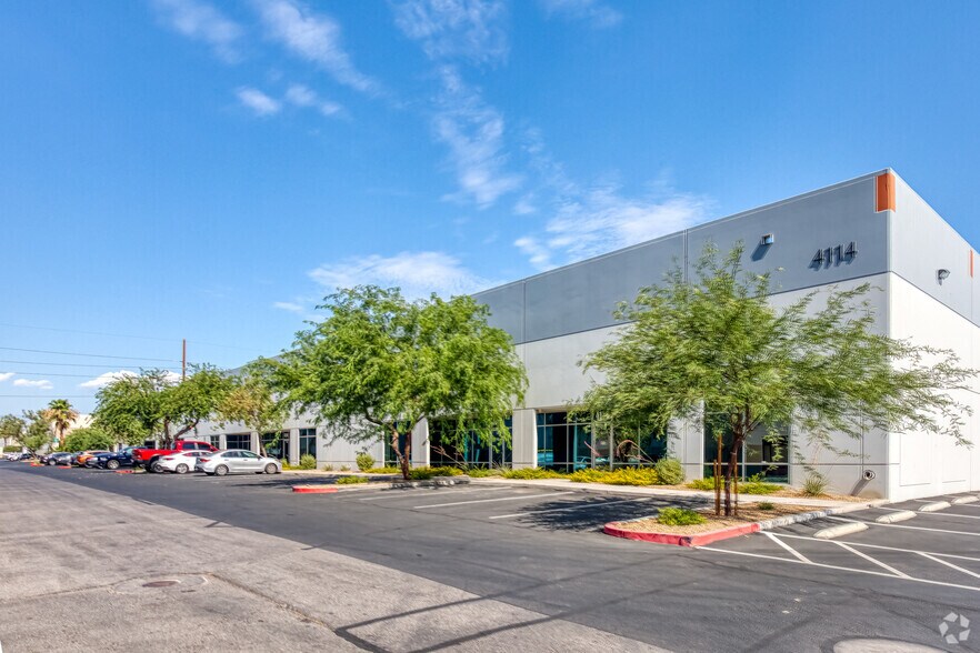 4168 N Pecos Rd, Las Vegas, NV à louer - Photo du bâtiment - Image 2 de 6