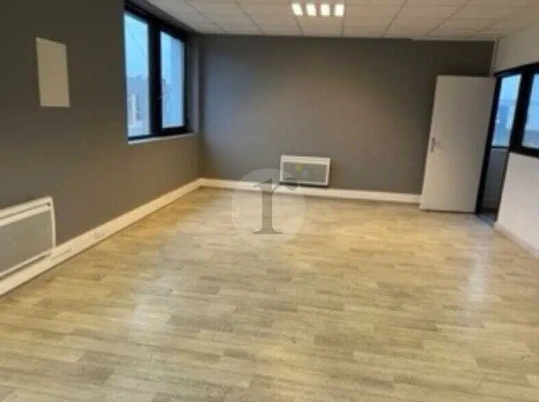 Flex in Lesquin for lease - Building Photo - Image 3 of 7