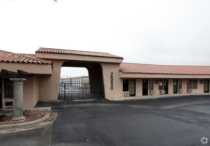 2550 Chandler Ave, Las Vegas, NV à louer - Photo du bâtiment - Image 3 de 8