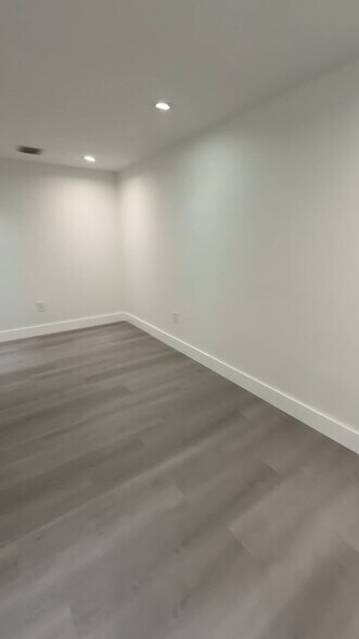8335 NW 64th St, Medley, FL à vendre - Vidéo sur l’inscription commerciale - Image 2 de 21