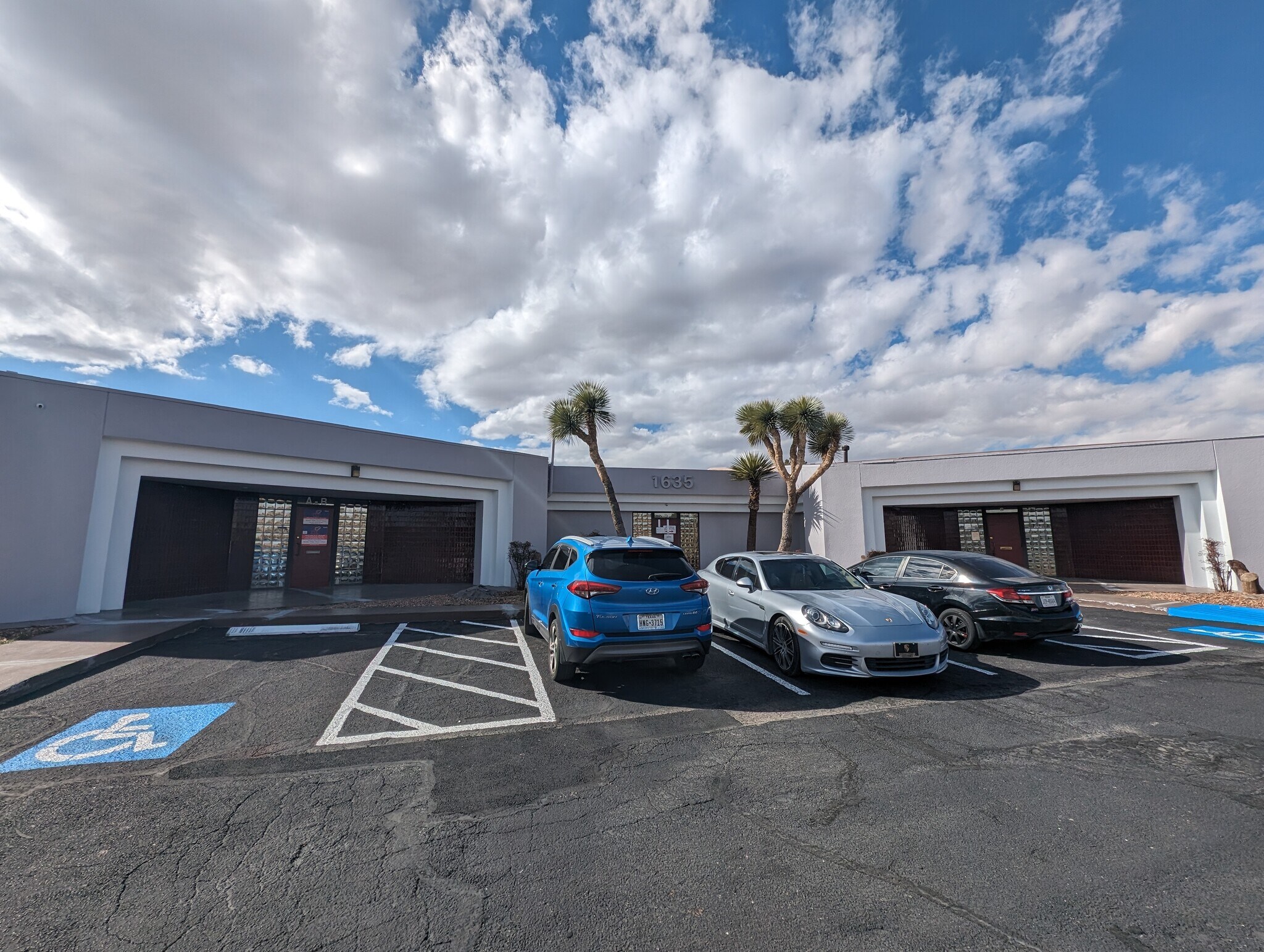 1635 Lee Trevino Dr, El Paso, TX à louer Photo principale- Image 1 de 4