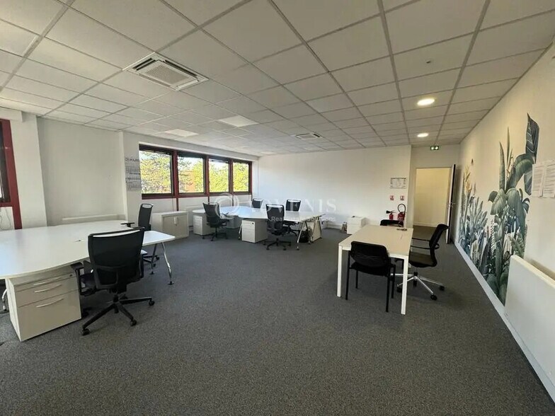 Office in Villepinte for lease - Interior Photo - Image 2 of 7
