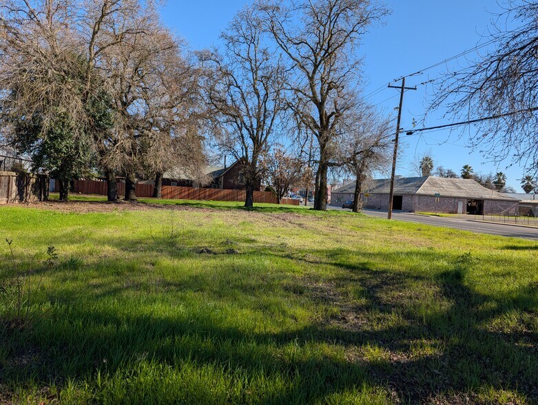 17,424 sq. ft. vacant commercial land portefeuille de 2 propriétés à vendre sur LoopNet.ca - Photo du bâtiment - Image 2 de 3