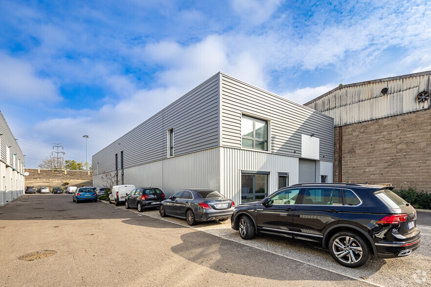 Flex in Vénissieux for lease - Building Photo - Image 2 of 3