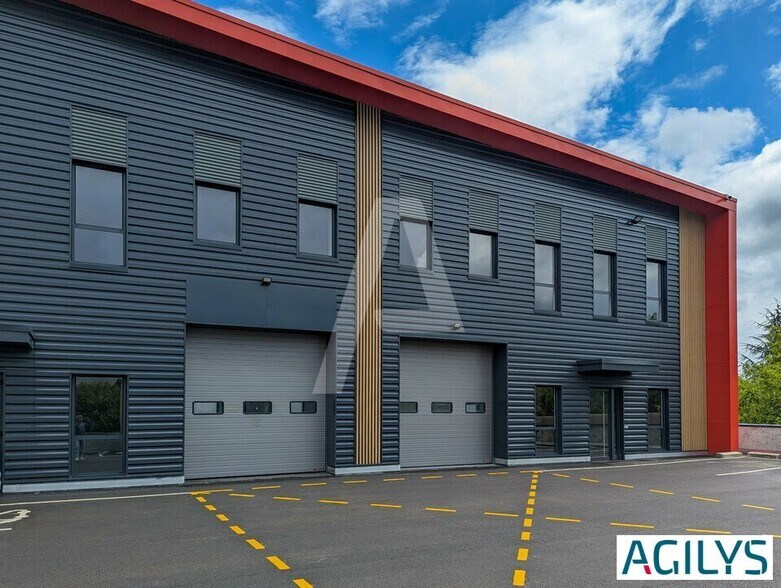 2 Avenue Denis Diderot, Élancourt à louer - Photo du bâtiment - Image 2 de 12