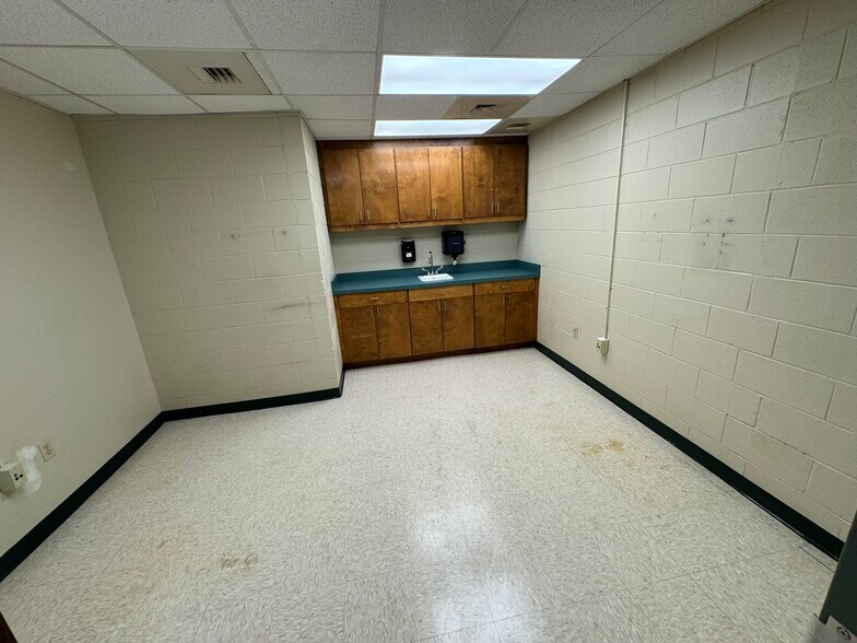 407 N Salem Ave, Sumter, SC for lease - Interior Photo - Image 3 of 30