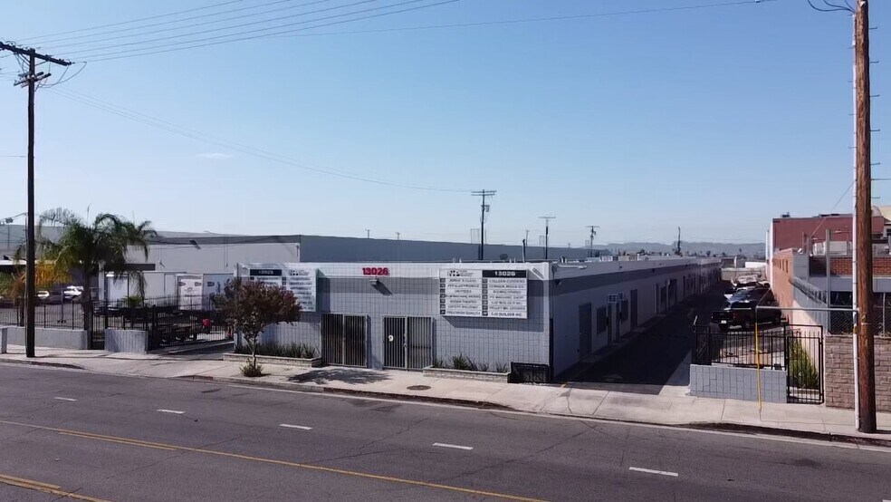 13026 Saticoy St, North Hollywood, CA à louer - Photo du bâtiment - Image 2 de 12