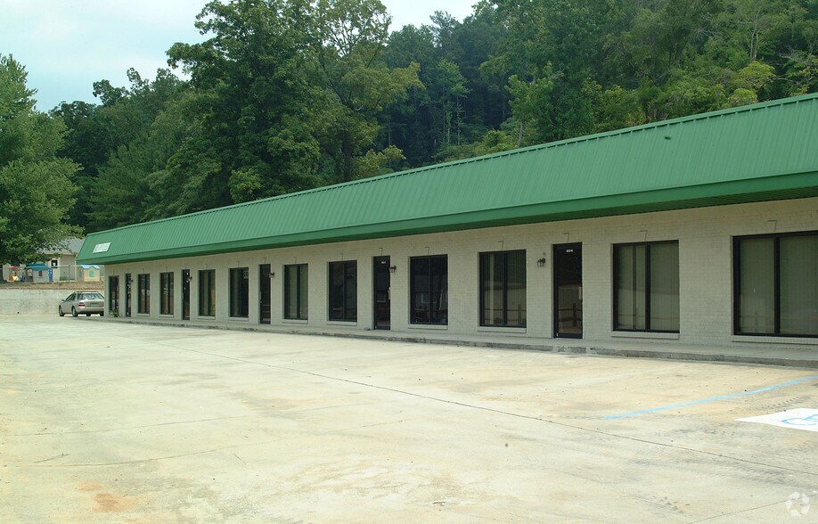 262 Yeager Pky, Pelham, AL à louer - Photo du bâtiment - Image 2 de 5