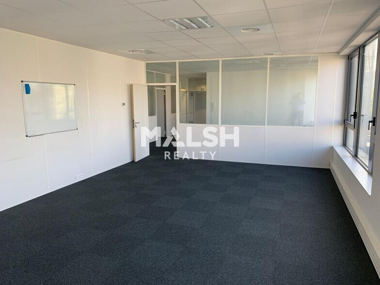 1 Avenue Salvador Allende, Vaulx-en-Velin for lease - Interior Photo - Image 1 of 12