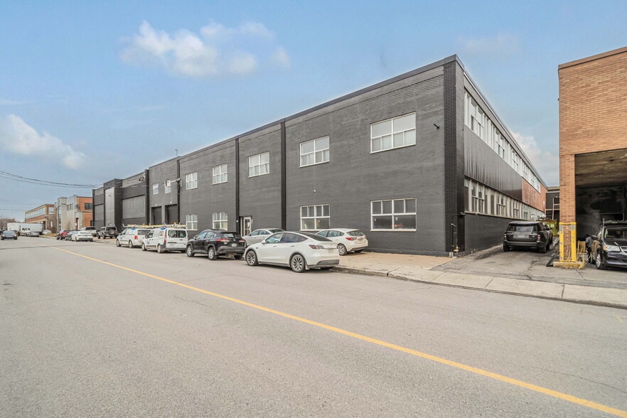 9755-9775 Rue Meilleur, Montréal, QC à louer - Photo du bâtiment - Image 3 de 7