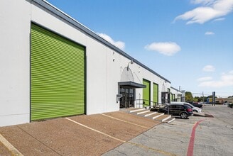 104-142 S Collins St, Arlington, TX for lease Building Photo- Image 1 of 10